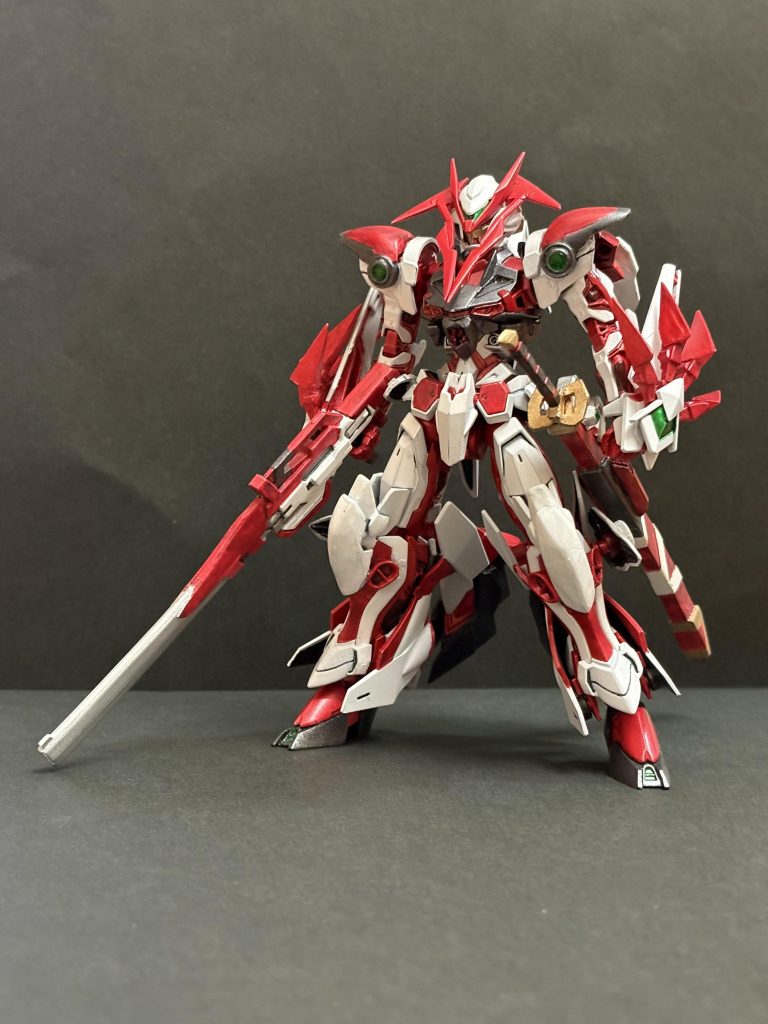 ESMF-X0-E　ガンダムフレイキーアストレイEエクストレムスエリミネーターモード　名前なっが。自分でつけておきながらややこしいと思います。一応、精密動作特化形態として設定しています。フレイキーくんの進化形態です。　改造点自体は少なめでつま先の延長と、延長ハンドの指の幅の調整、爪の追加、アンテナ延長、脛横のプレートの装着だけです。　