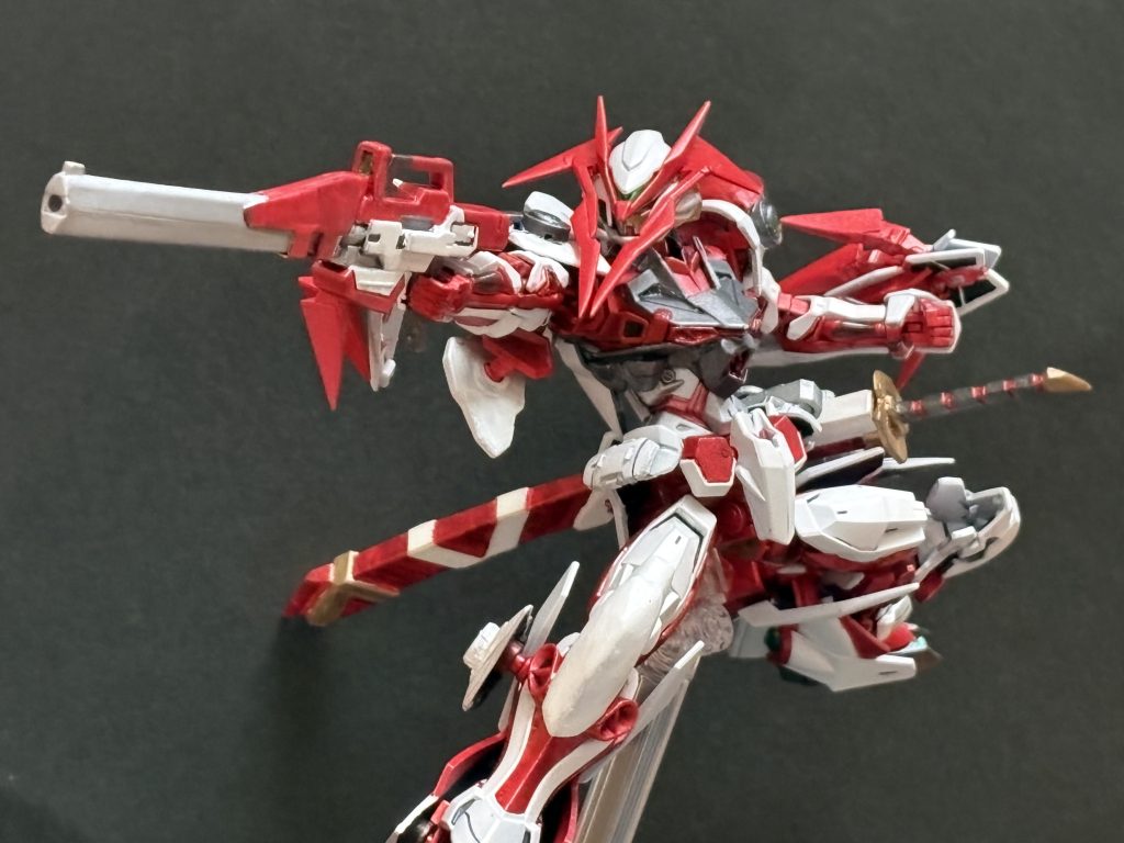 　ケラヴノスライフルを持たせて。各部パーツが大きいので存在感あっていい気がします。というか角が縦横に広いのでめちゃくちゃ干渉します。ただこのエリミネーターモードの変なシルエットは気に入ってます。　