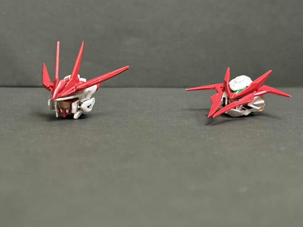 　頭部の比較。というか本当にダブルリベイク文句なしの完璧デザインすぎる。