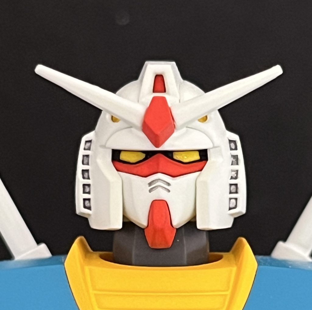 顔は意外とイケメン。ツインアイ周りの黒のクマドリ部分は色分けさていませんが、EGガンダムのように窪んでいて、その影で黒を再現する仕組みです。が、ここは塗装してしっかり塗り分けました。ツインアイは後述のRLM04イエローに蛍光イエローを重ねて光る感じを出しました。