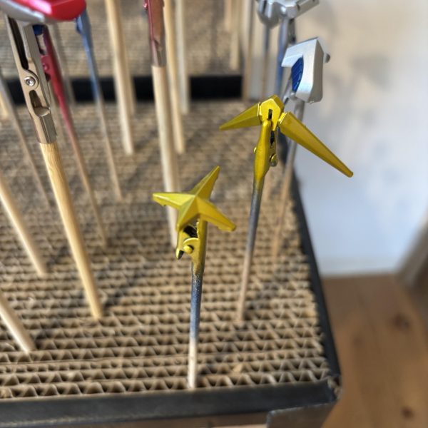 マントは布感を出したいのでツヤ消しで、それ以外は半光沢のトップコートで仕上げ。黄色部分はキャンディー塗装に。（2枚目）