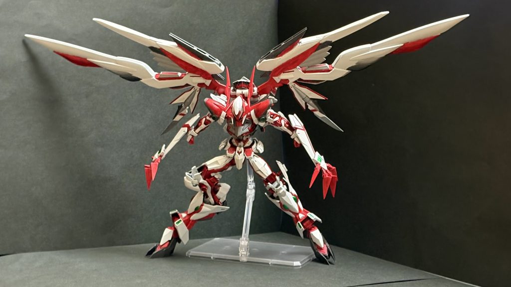 そして極め付けの、「アメノカナトミとの合体」　これで名前は〈ガンダムフレイキーアストレイEエクストレムスルミナス〉に。長い長い。そしてこうなると本当に悪魔というかバケモノですね。手も脚も長くて、おまけに羽生えちゃってますから。そしてもっとデカイ背景紙を買え私。