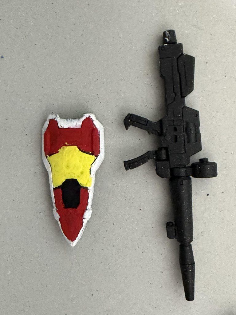 武装はビームライフルと小型のシールド、ビームサーベルという標準的な物を装備。ビームライフルは組み替えて遊べる袋に入ったガンプラ（うろ覚え）を使用しています。おそらくGP01のものと同型だと思われます。シールドはマルコシアスの物を塗って使用しています。