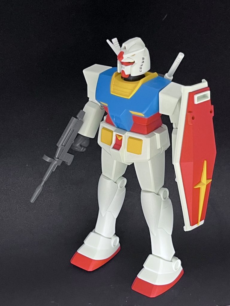 このキットと塗料のキャラクターを考えて、今回は頭部以外はスミ入れせず、また過度な塗り分けもせずにあっさり目に仕上げています。