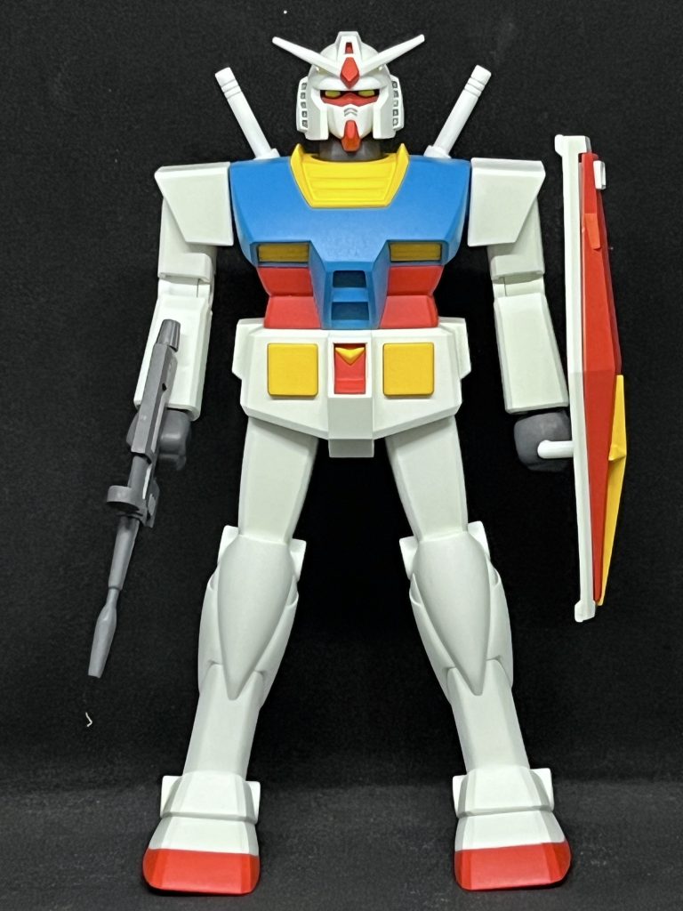 まずは全身正面。見ての通り旧キットよろしくのレトロ感溢れる出立ちです。しかしながら色分けやパーツ分割は最新で、今回は塗装していますが成形色で色分けは(ビームサーベル以外)完璧です。後述しますが、脚はキットのままだと真っ直ぐにしかできないので、改造して開脚できるようにしました。