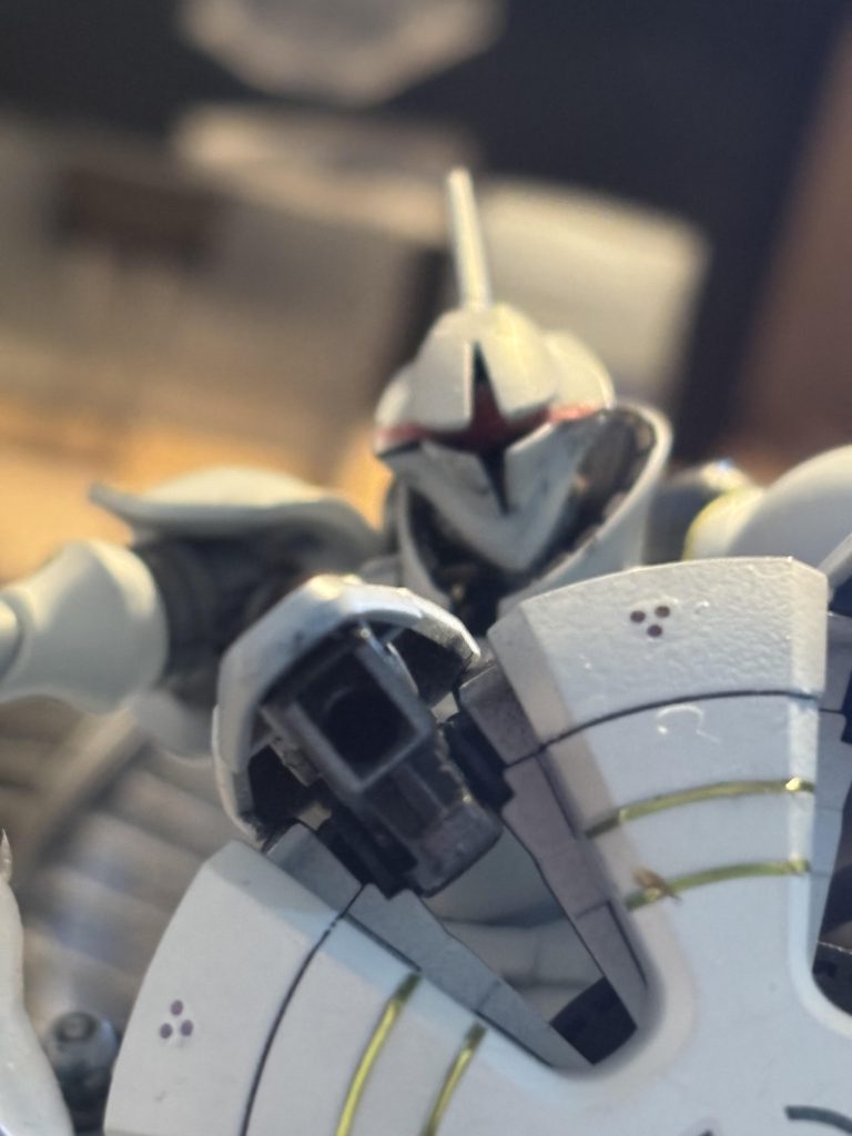 モノアイがあまり目立たないので、コレもレジンでビコーンって光ってる感じのエフェクトを制作。