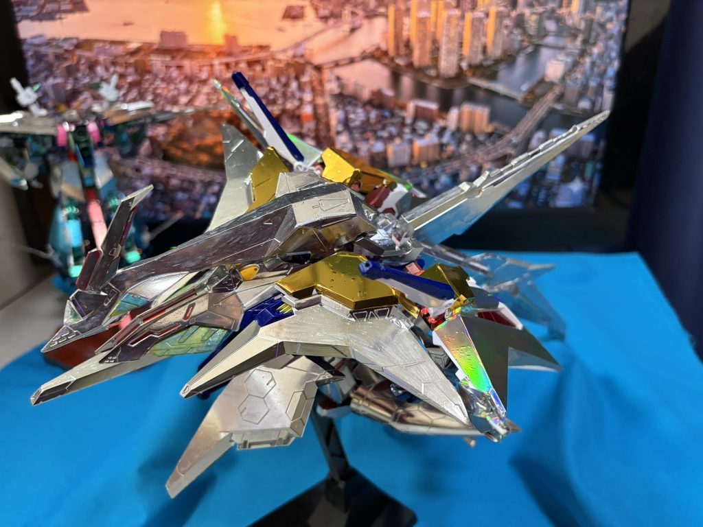 ホログラムフィニッシュシートの他に、肩のところはゴールドシート使ってます。&nbsp;