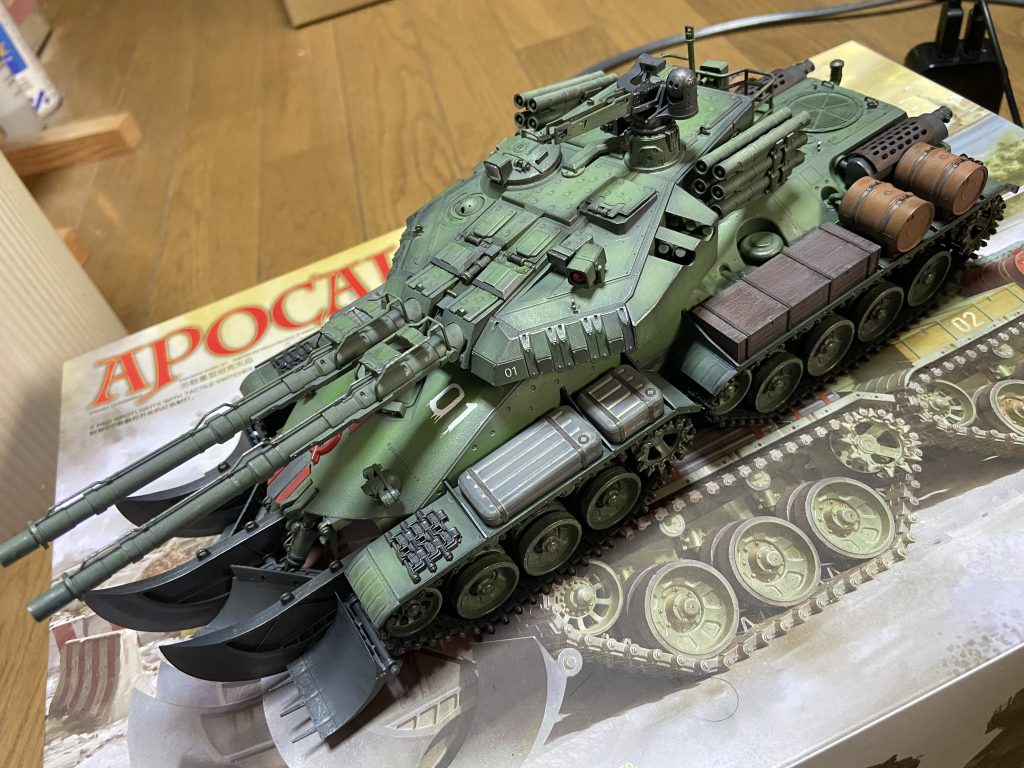 作品名：ようやく出来た<p>朝4時から起きて最後の組み上げ、塗装は数ヶ月前に終わって…汚しも入れてデカールも貼って………箱に閉まって……………履帯とフロントの大剣？みたいなの組むだけなのにこの体たらく…、しかし無事完成メタクソカッコいい、デカくて場 [&hellip;]</p>
