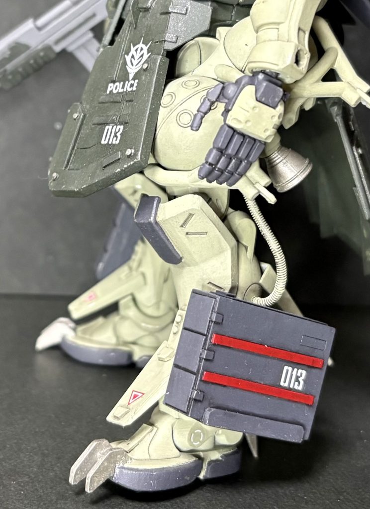 ボールからパイプを伸ばして、脚部のバーニアに燃料を供給するとしたら、ムリのない設定になりますね(zaku-kao8)パイプは1mmの針金に細い針金を巻いて作りました(zaku-kao8)アタシはバーニアが好きじゃないので、処理も塗装も無頓着です(zaku-kao8)