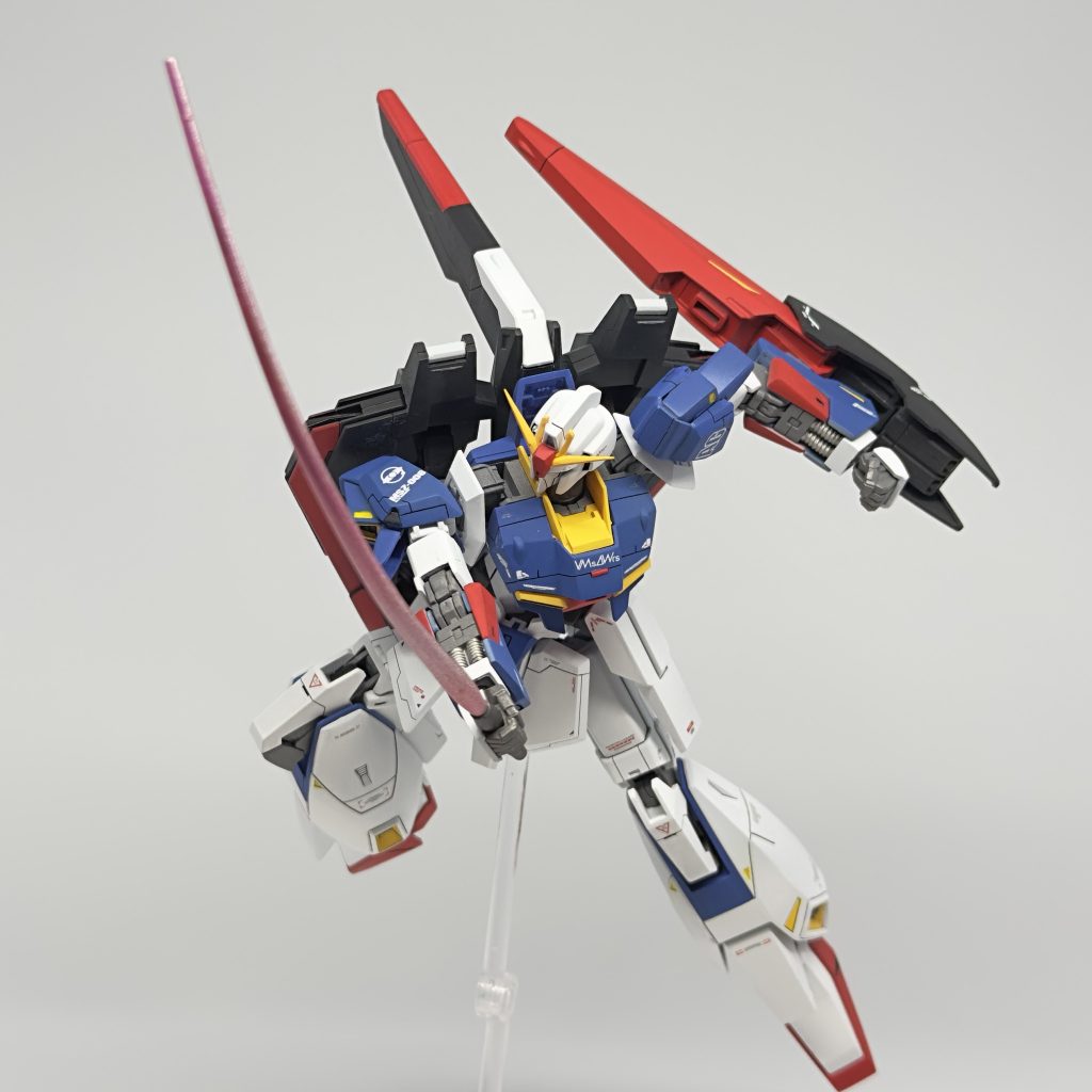 ビームサーベルはドライヤーの熱を当てて少し曲げてみました(gundam-kao6)パッケージのポーズを意識したのに足が逆という…笑(gundam-kao9)