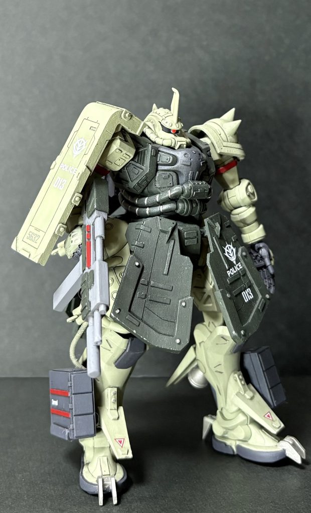 腰から下のイメージが作れない間、ずっと上半身をいじってたので、上半身は充実の加工です(zaku-kao8)脚の細さを誤魔化すのにミサイルを作りました。