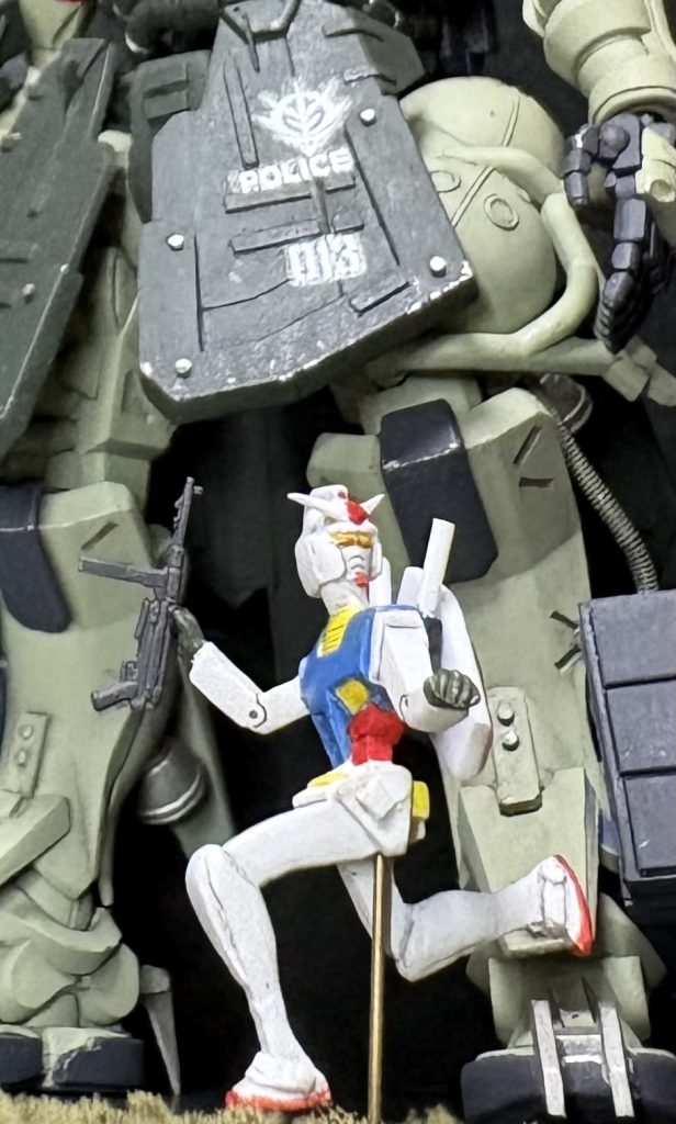 アタシは、どうやったらザクっぽくなるかを考える時に、簡単にザクを描くならどう描く？って自問しました。そしたら膝のグレーのやつと、パイプを描いとけばザクっぽくなると即答しましたので、逆らわずグレーの膝当てとパイプを付けました(zaku-kao8)コアラの鼻みたいです(zaku-kao4)