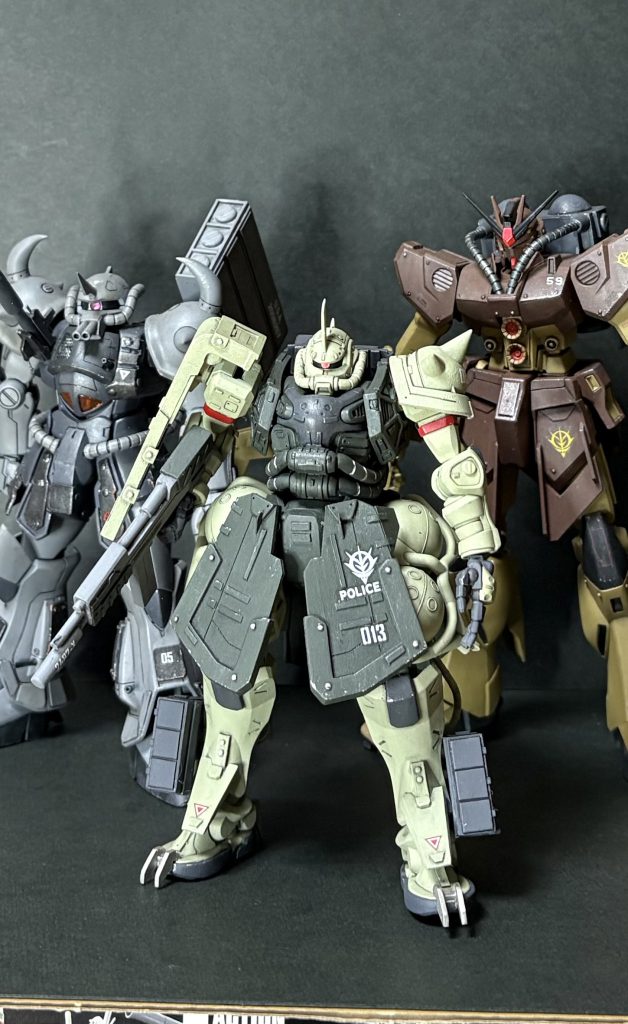 他の改造人間と並べてみました(zaku-kao8)色々と作るようになって、なんだかんだで20体以上は完成させてきました(zaku-kao8)このザクが出来上がって、ふと思ったのは、『アタシっぽい作風』って見えてきてるんだろうか？ってことです(zaku-kao8)皆さん、なんとなく作風ってお持ちな気がするんですね...でもアタシって、強いて言うなら毎回『迷走』するのがアタシっぽさなので、アタシらしさっていうのが形に出てこない気がします(zaku-kao8)３つ並べて見ると、スカートを延長しがち...穴をあけて棒を刺しがち...写真雑に撮りがち...ぐらいが共通点なんですかねぇ(zaku-kao8)