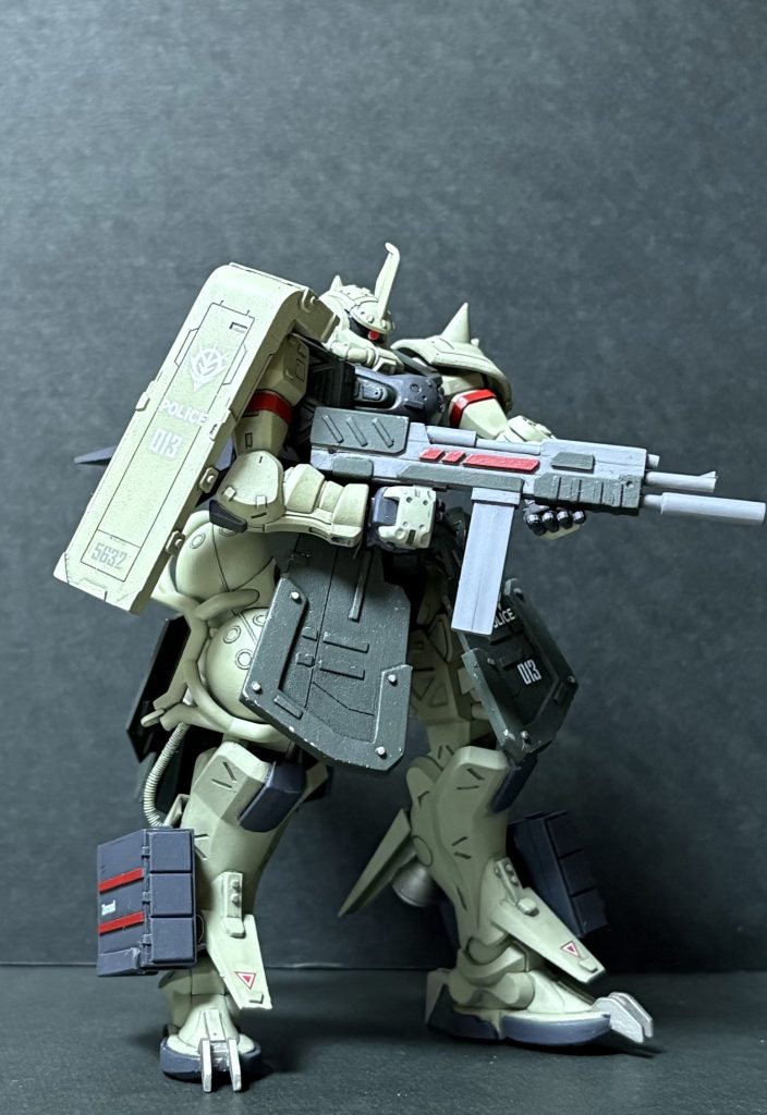鉄砲は自作です(zaku-kao8)ネットで『少し変わった形の銃　ガンプラ』って検索してマネしました(zaku-kao8)銃口は真ん中なんでしょうが、その上と下の出っ張りは何なのでしょうか？誰か知ってたら教えて欲しいです(zaku-kao8)