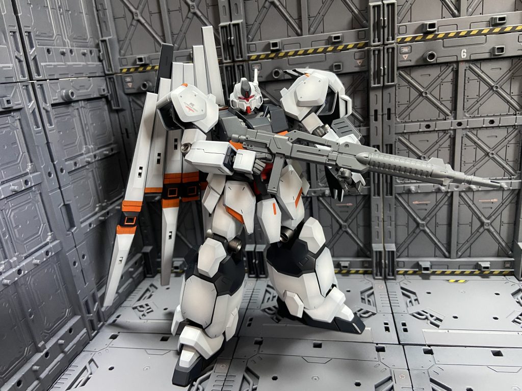 付属のビームライフルは短いと思い、ジャンクパーツを接着して延長。