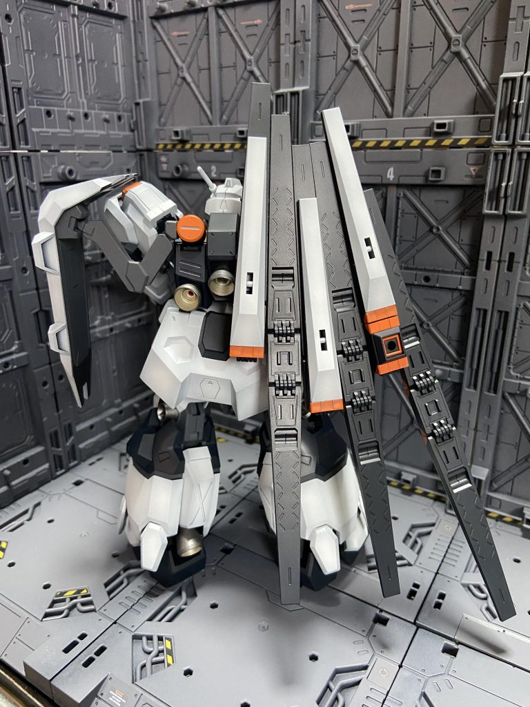 そして背中にはオプションパーツ19のフィンファンネルを装備。