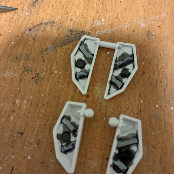 スカート裏にプラ材貼った