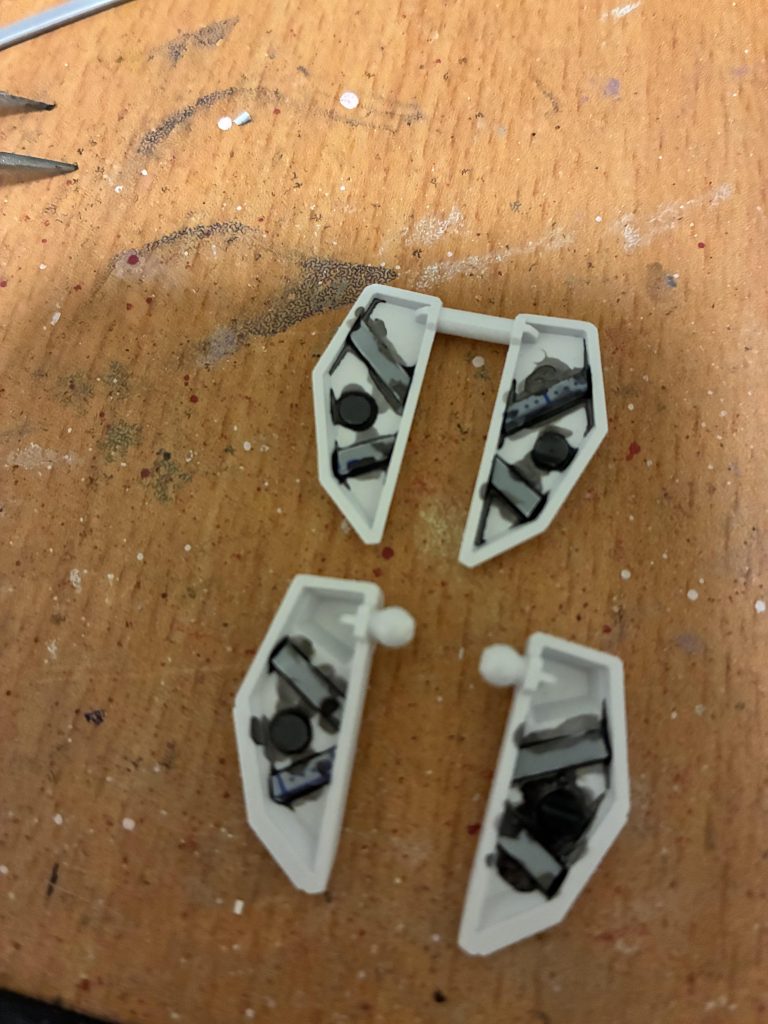 作品名：スカート裏にプラ材貼った