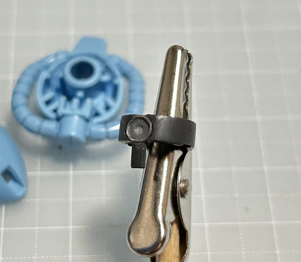 モノアイ加工の途中ピンバイスでモノアイレールにくぼみを作り、その中に丸モールドを入れてモノアイの土台に。