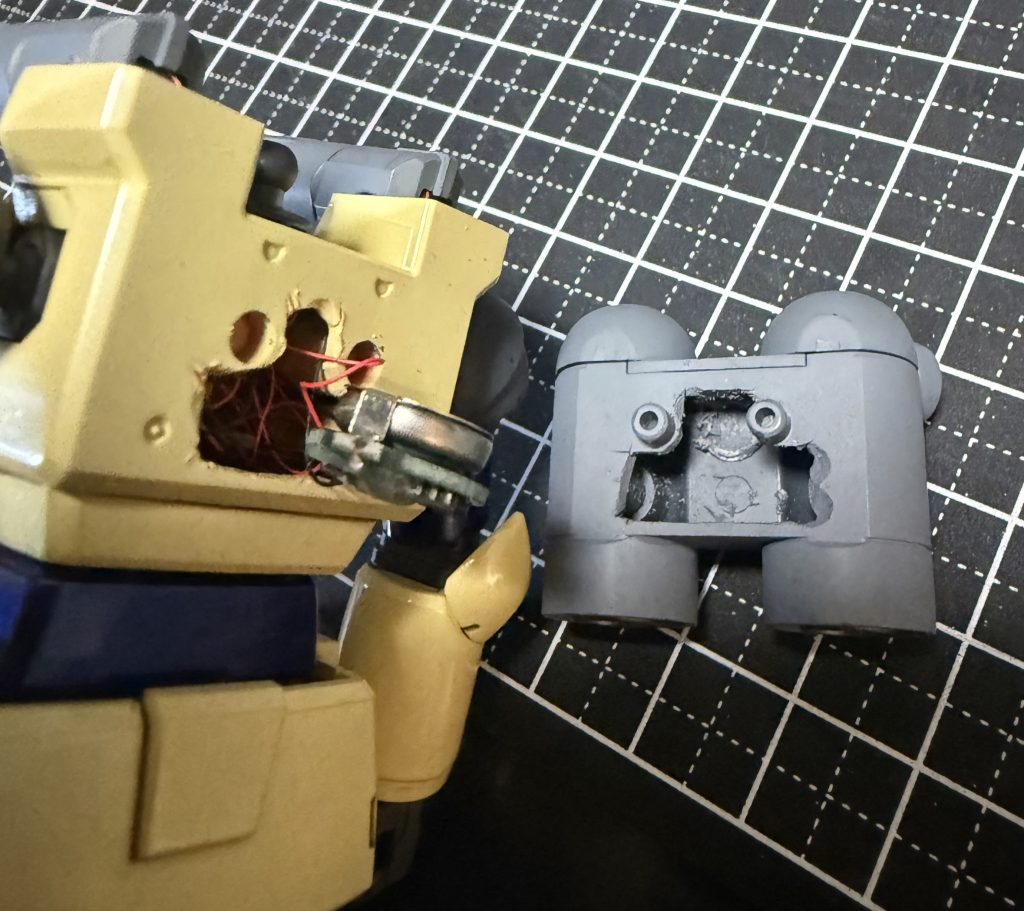 マグネットスイッチの2灯LEDキットを胴体に内蔵しています。