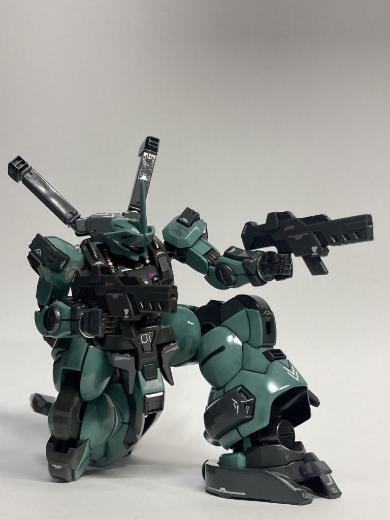サブ武装として汎用ビームライフルも二丁携行しています。完成写真は以上です。以下制作途中の写真です。