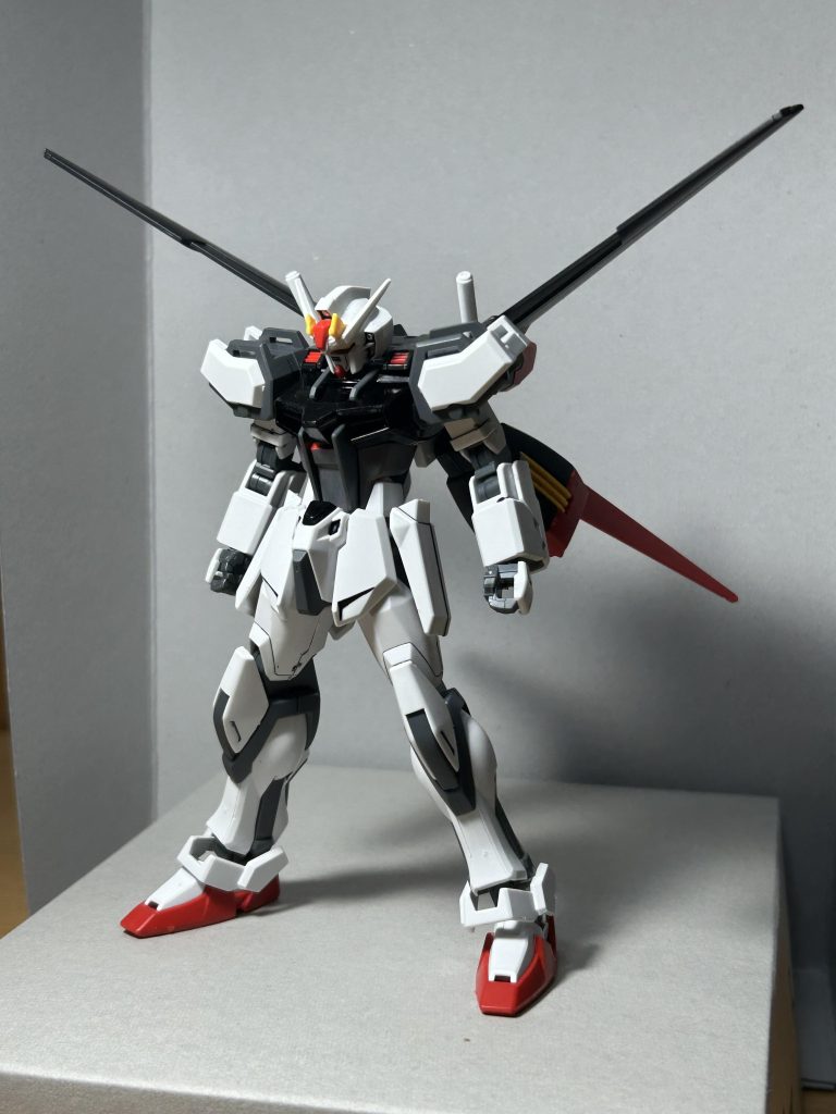 武装は主にランチャー、ビームライフル（前期型）、フェイクストライカーパック、アグレッシブナイフなどです