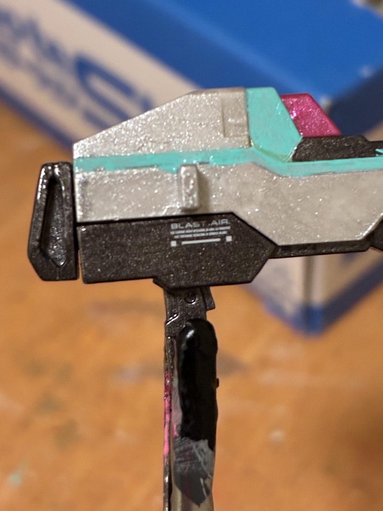 作品名：ライフルに貼ったデカール、なんとかAIRって書いてる…<p>白いし文字小さくて見えんのよ。貼り直せないしこのままで行く笑</p>
