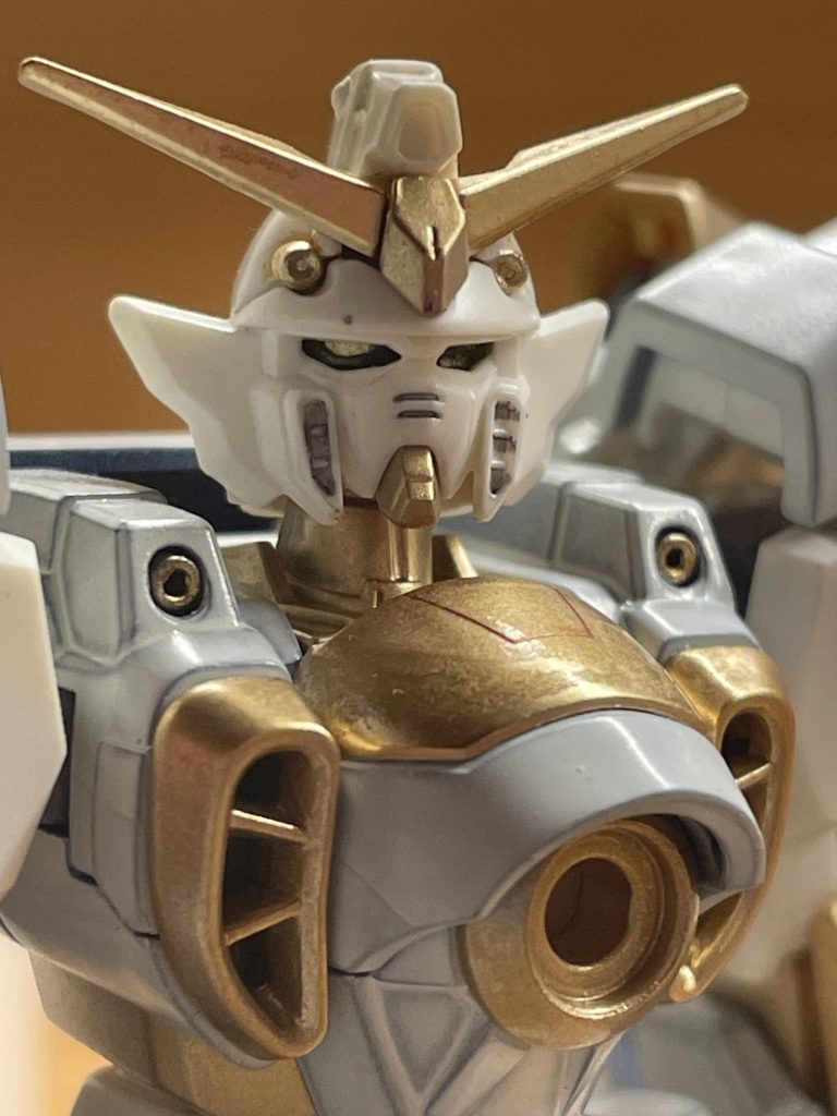 顔アップ金はキラキラのラメが入っていて、ムラなく塗るの難しかったです💦