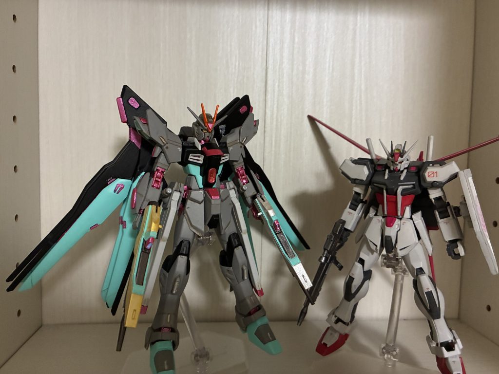 先月、数年ぶりに模型復帰して作ったストライクガンダムと。