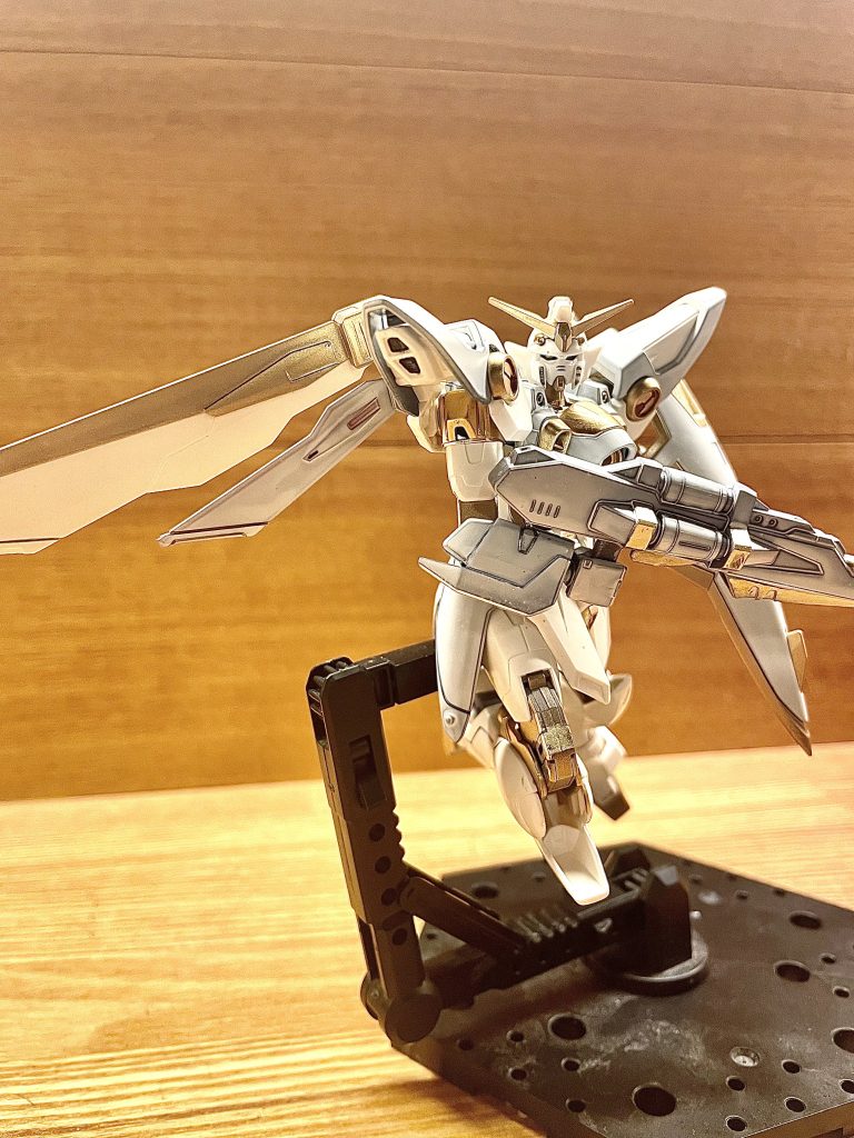 それではポージング！ライフルを持って出撃するウイングガンダム！