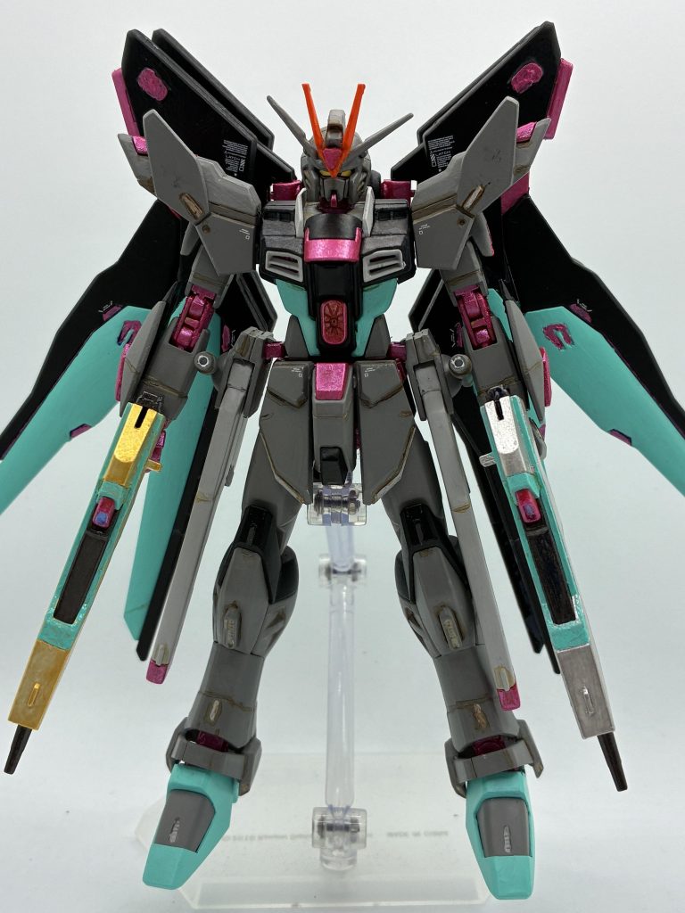 肩などにプラ板でディテールアップ、初挑戦の筋彫り掘り直ししました。アクリルガッシュ筆塗りです。セイラマスオさんの水彩絵の具のスミ入れを真似しました。