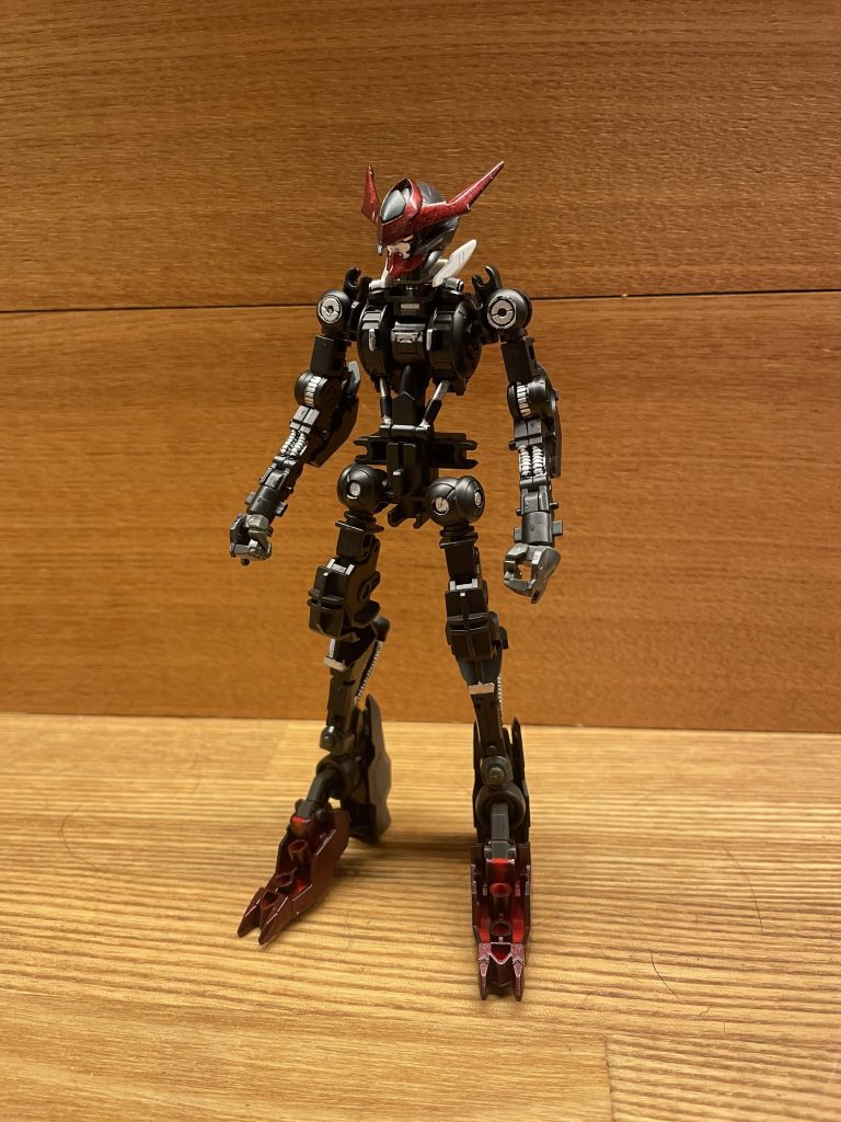 まずはフレームから。HGなのにフレームが再現してあるってすごいですよね。私はこれを生かしてブラックに塗り、シリンダーをシルバーに筆塗りしました。