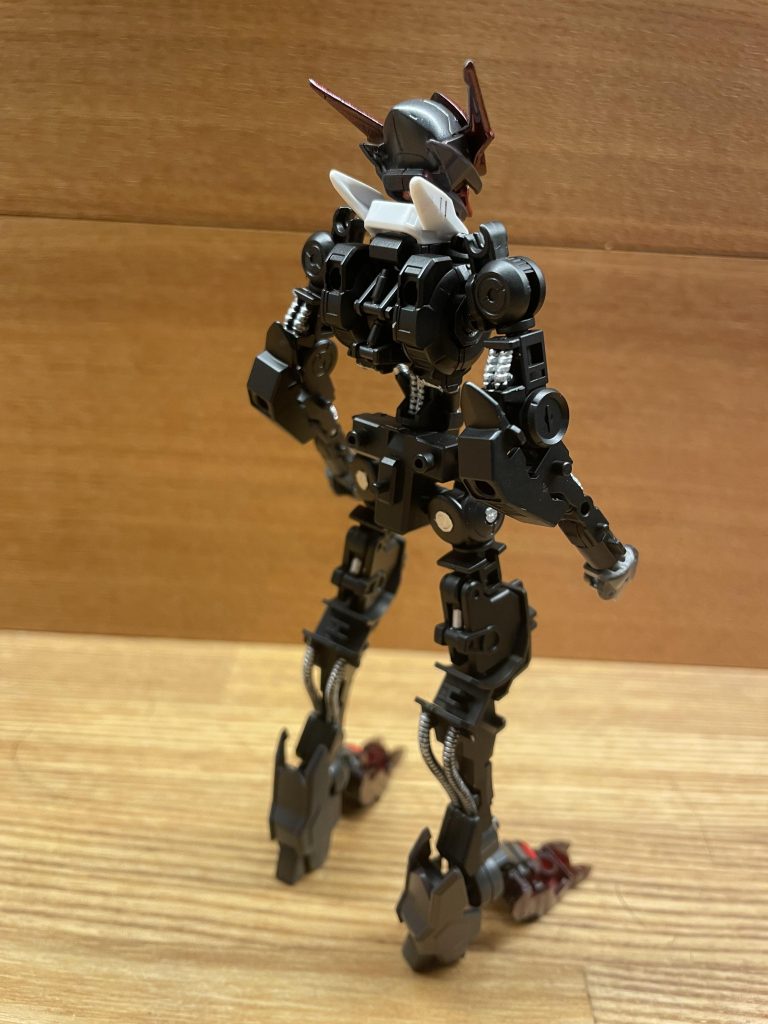 後ろからも。オルフェンズ系はチューブやシリンダーなど機械!って感じがして好きですね。