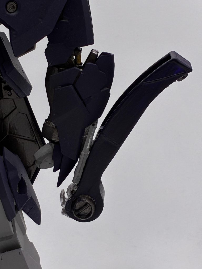 前腕に装備した武器は、グルグル回転して敵を粉砕します。盾にもなる。洗濯バサミを加工して作りました