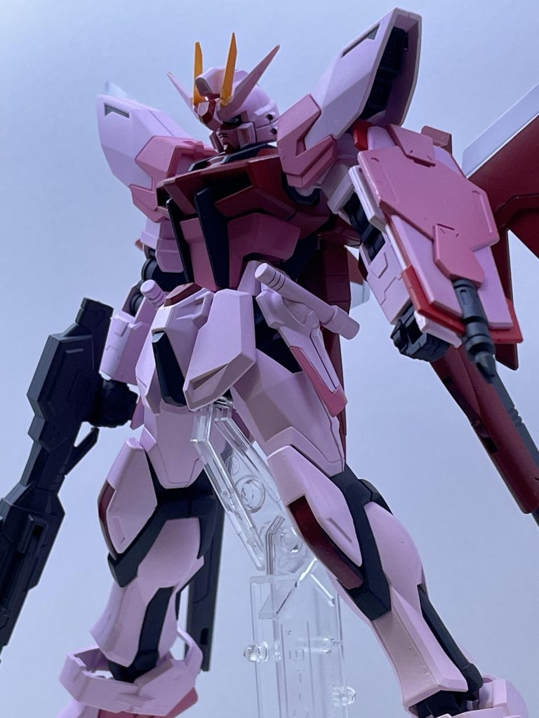 外装メインのピンクは、白にピンクを少しずつ足していき、色を決めました。濃いピンクの方は、ピンクにほんの少しだけ赤を足して、色を決めました。