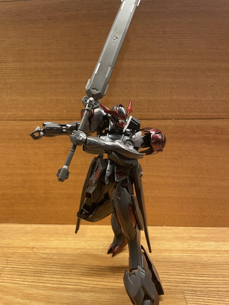 斬りかかろうとするバルバトスルプス!