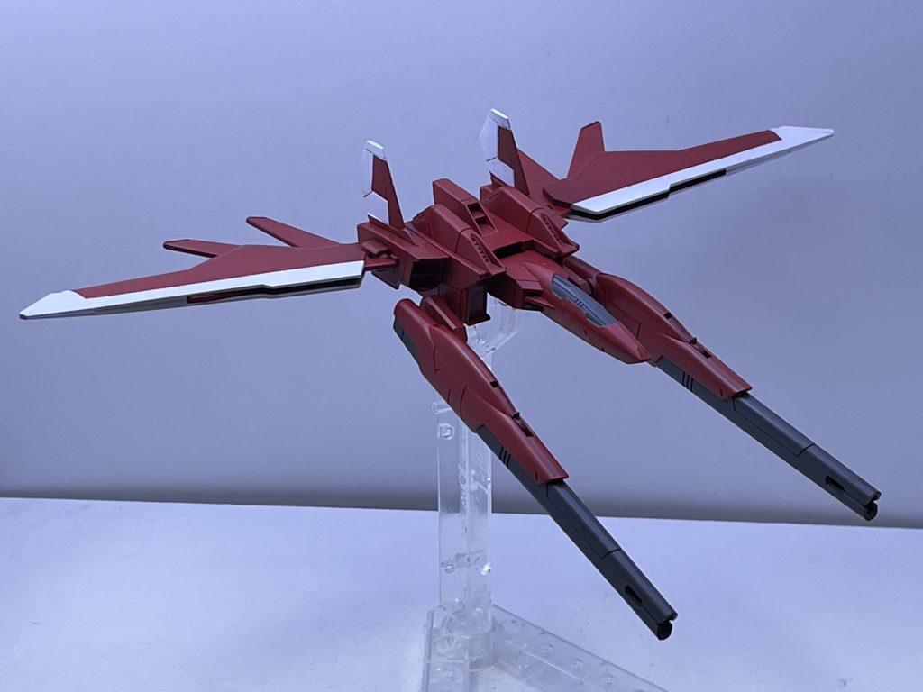 ビルドブースターは赤に少しだけグレーを足し、暗めな赤に調色。翼の塗り分けは、迷いましたが無難に白で塗り分けしてみました。