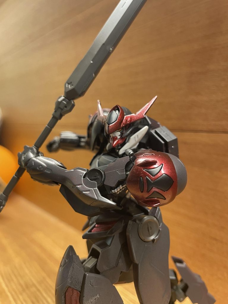 鉄華団のマーク。細かいパーツ割り,,,バンダイの金型技術的には頭が下がります😃