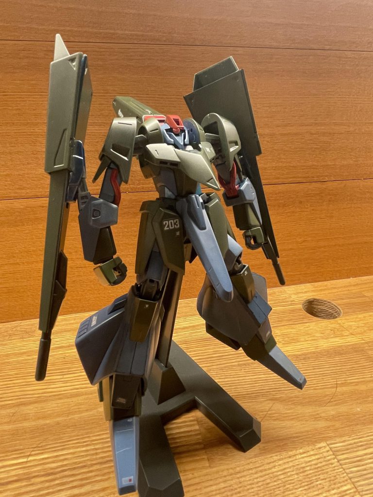 色は調色もしていません。ブルーグレーの色はMr.カラーのミディアムブルー、深緑は同じくＭr.カラーの濃緑色を使用しました。今回の作品は軍で使用されていそうな軍用機をイメージして製作したのですが、どうでしょうか？落ち着いた雰囲気がでていますね。😃