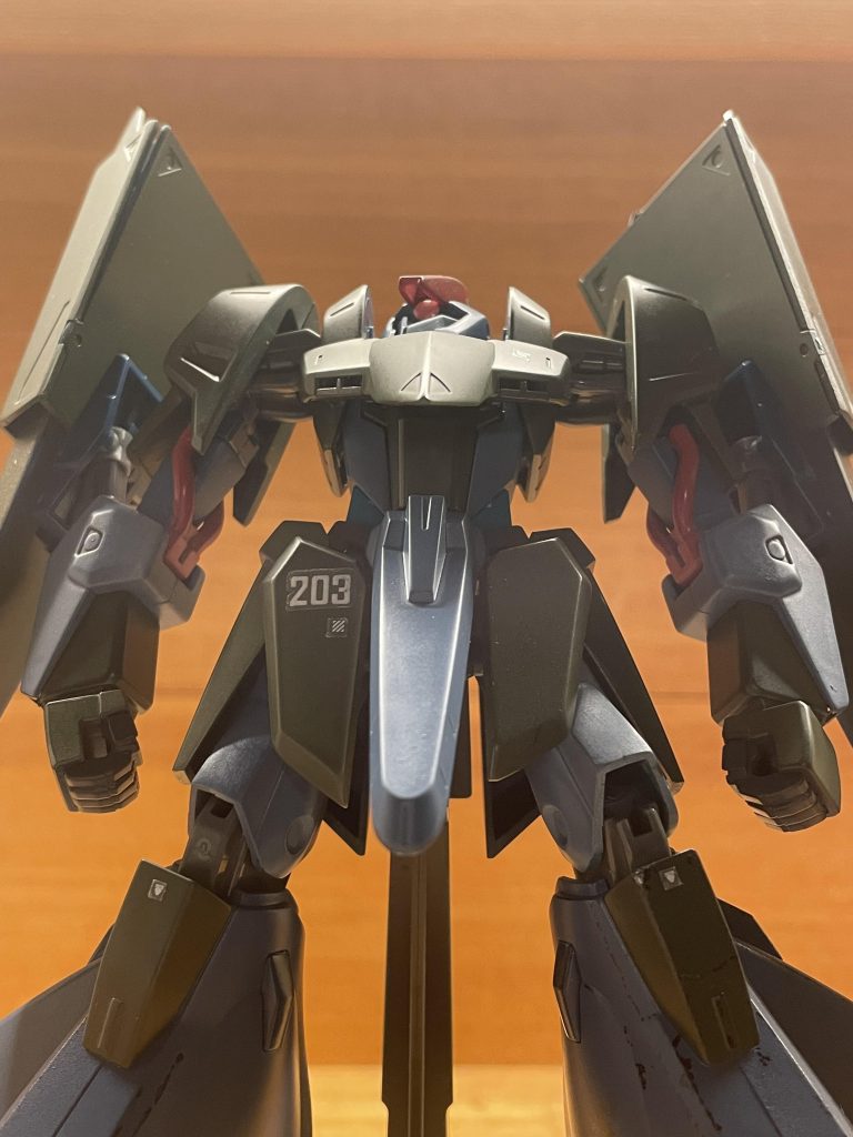 アオリで。ギャプランは大きめの機体なので迫力がありますね！あとなんか台座がついていて、それに載せてます。最新のスタンドとかはつけられないので注意！