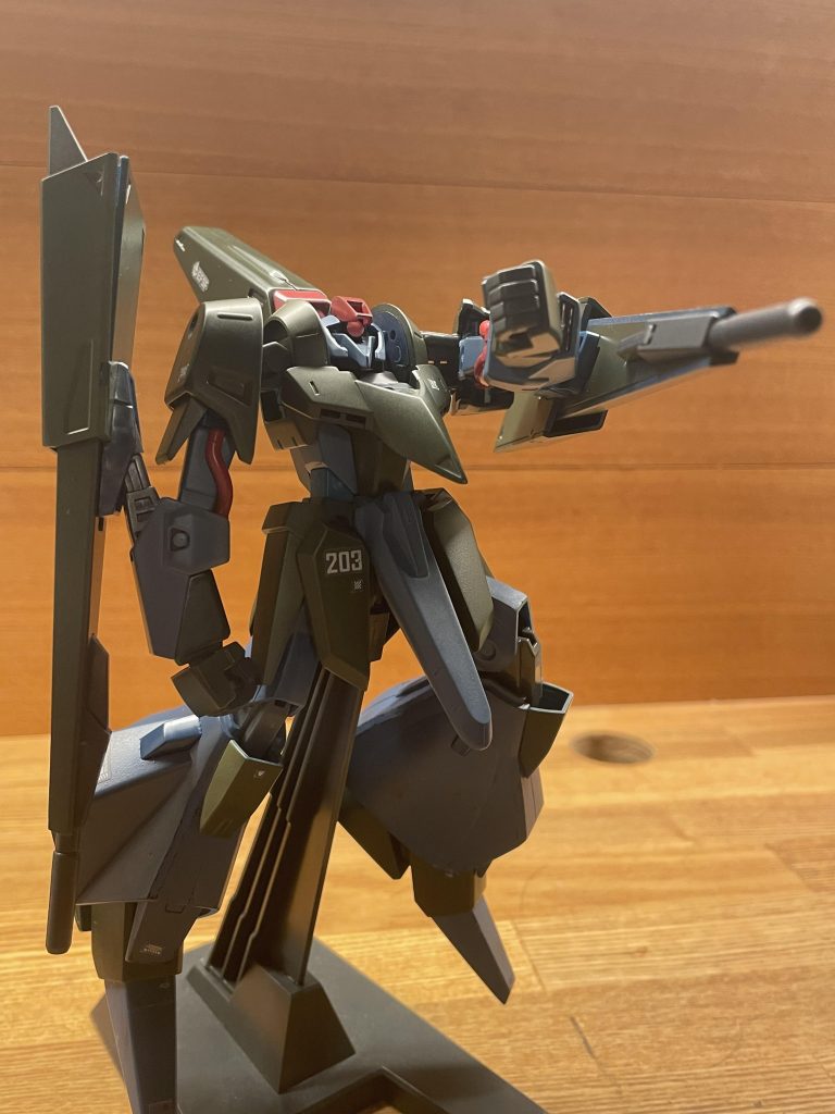 可動域も狭くてこのくらいしか...でも！変形がマジでかっこいいんです！こちら！