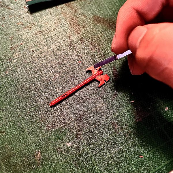 素組み途中です。初めは黒にしようと思ったのですが、ありきたりな気がしたのでゼータプラスを参考にして灰色にしてみたいと思います。モールド掘り直し、可動域を広げる加工もしました。（3枚目）