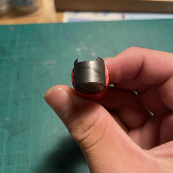 素組み途中です。初めは黒にしようと思ったのですが、ありきたりな気がしたのでゼータプラスを参考にして灰色にしてみたいと思います。モールド掘り直し、可動域を広げる加工もしました。（2枚目）