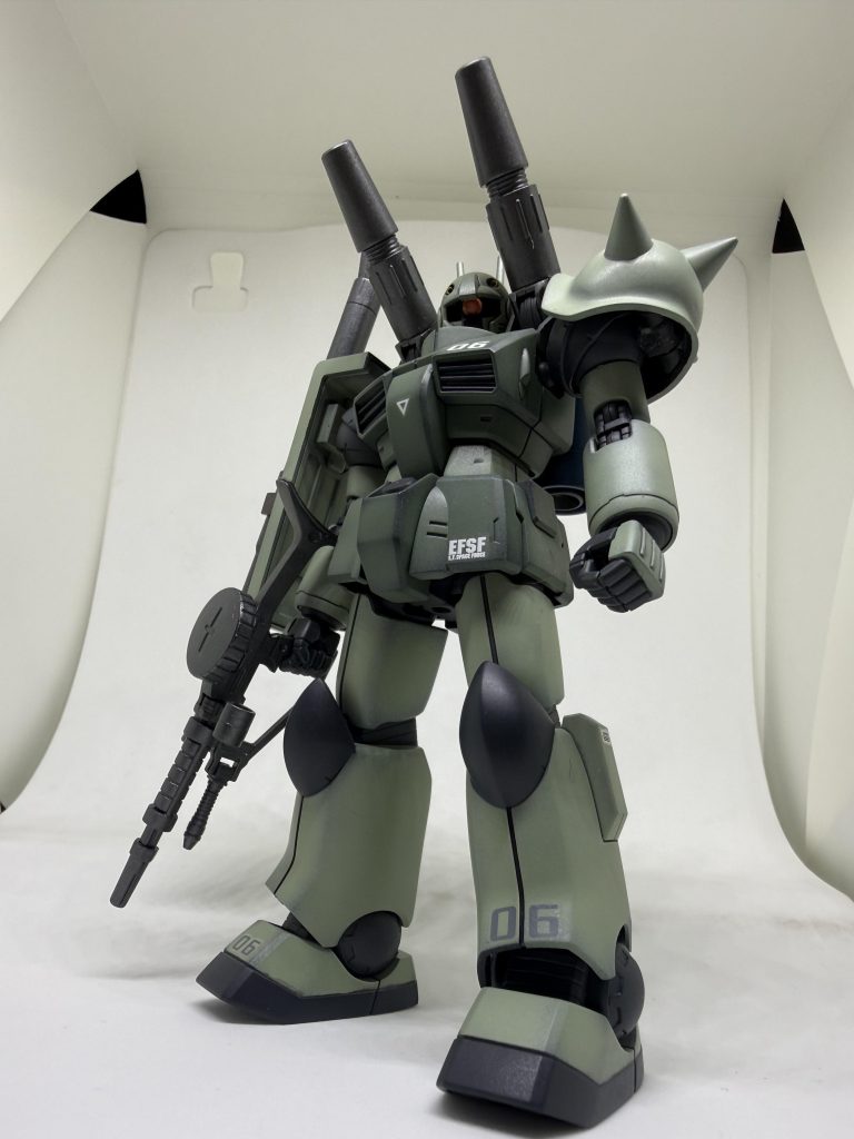 プロポーション変更は無し。ガンキャノン（HGUC.190）に量産型ザク（HGUC.40のエコプラ）の肩装甲を移植しました。モノアイはHアイズを使用。