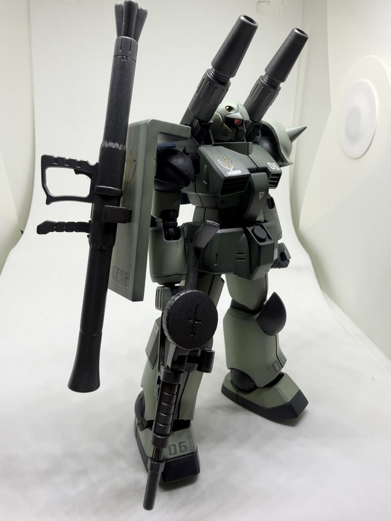 【塗装】※メカサフ（ガイア製）以外はクレオス製本体：MSグリーン（UG.06）、MSディープグリーン（UG.07）を黒立ち上げ塗装関節：メカサフスーパーヘヴィランドセル：ミディアムブルー（C.72）黒い部分：MSファントムグレー（UG.15）+黒武器：パーカーガンメタリック（LAC.102）ガンダムデカール貼り→水性トップコートの75%つや消しスプレーを使用