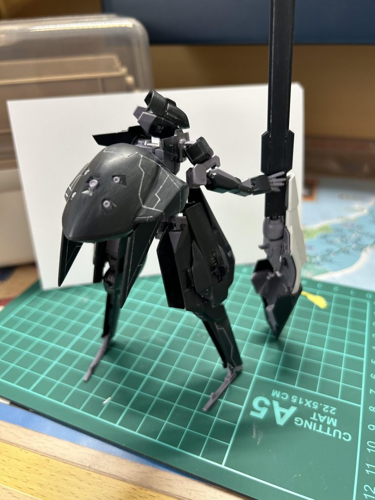 仮組と筋彫りを済ました所です。印象的な後ろからのポーズを取らせてみたものの既に満足気味…。