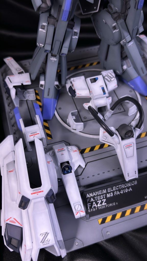 ディスプレイベースで一番拘ったところは型式番号を刻印したプレートです！