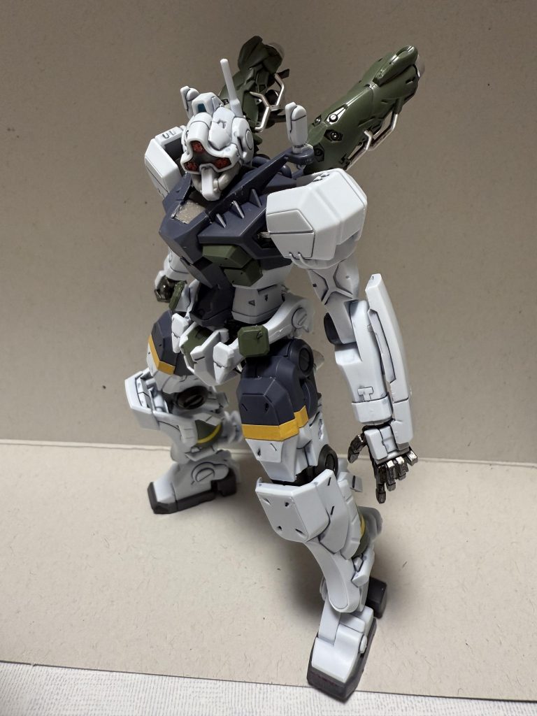 ガンダムマーカーで部分塗装して、ウェザリングマスターで汚してます。青い目がイヤで、赤くして周りはガンメタ。赤い靴もイヤで、グレーにしました。