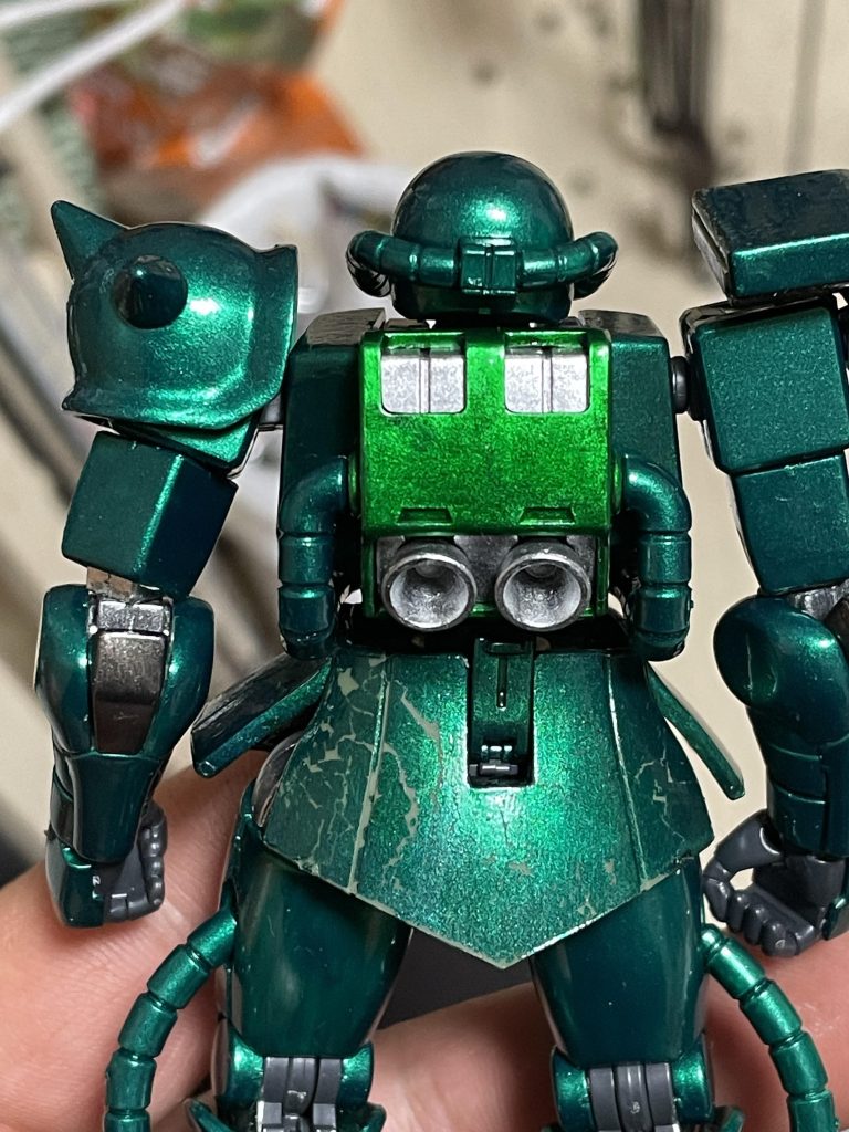 ランドセルのとこキャンディ塗装にしようとチャレンジしましたがクリア塗料は筆で塗るのがかなり難しかったです。クリア塗料はシャバシャバで筆だと水垢みたいな模様になってしまいます…少し塗料乾かして粘性あげてからも塗りましたが中々上手くはいきませんでした😅後日模型店の人に聞いたらクリアカラーは筆はキレイに塗れないよーと言われました😭あと軟質スカートのとこは厚塗りしすぎて塗料が割れてしましました😅塗り分けしたくて色混ぜながら何度も塗ってたのがいけなかったみたいです…これも勉強勉強…📝