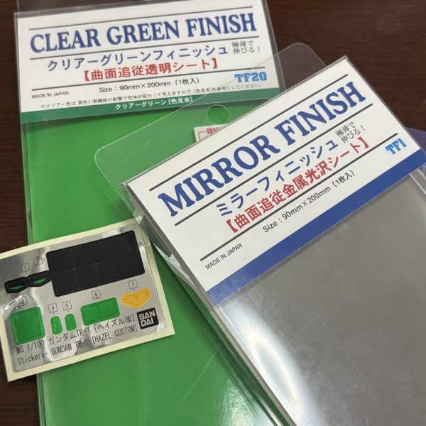 サンサー部分のシールを作って貼ります。毎度お馴染みハセガワのミラーフィニッシュにクリアーグリーンを貼りベース作成。キット付属のデカールを型に切り出して完成。塗装するより綺麗に仕上がります。（2枚目）